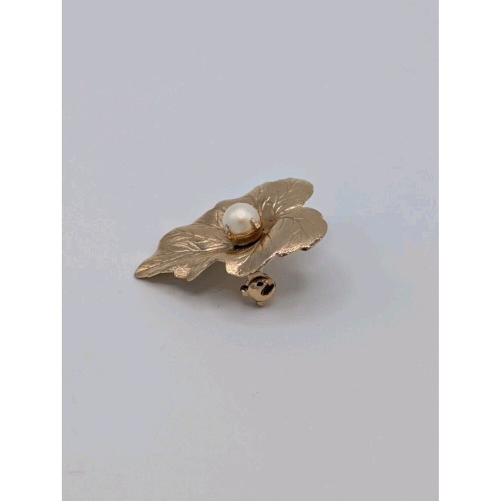 Vintage 1960s Sarah Coventry Small Leaf Faux Pearl Pin Brooch Gold Tone Textured - Picture 2 of 8